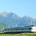爺ヶ岳と鹿島槍ヶ岳を背景に安曇沓掛駅～信濃常盤を行く189系ムーンライト信州回送電車