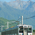 鹿島槍ヶ岳を背景に安曇沓掛駅～信濃常盤を行く211系電車