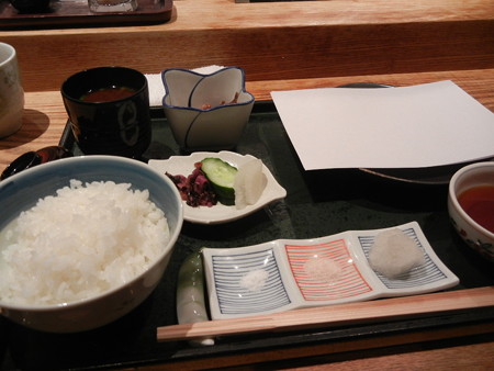 まずはご飯と赤出汁と突出し