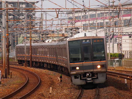 207系普通 東海道本線岸部駅01
