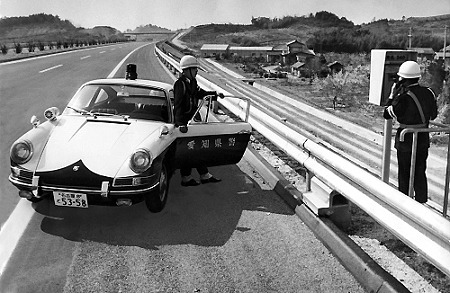 c0135409_16465917ポルシェ高速道路電話