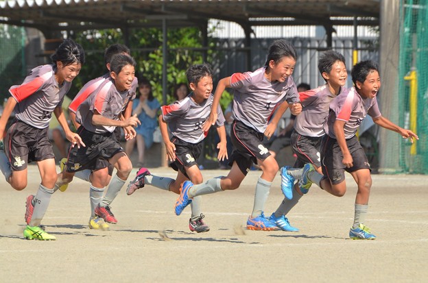 リーグ戦 P S T C Londrina Dois Vs はるひ野バディ Pkに勝利しgkに駆け寄るpstcの選手達 写真共有サイト フォト蔵