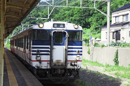 あつみ温泉駅 電化なのにディーゼル
