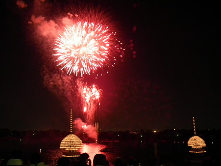 三好池祭り:花火と提灯船