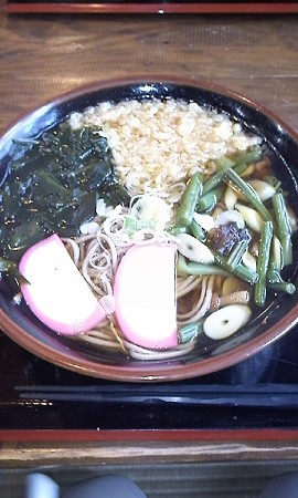 田舎そばで遅めの昼食。