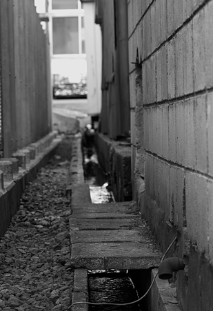 路地裏へニゲロ