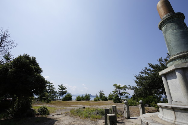 賀儀城址と忠魂碑