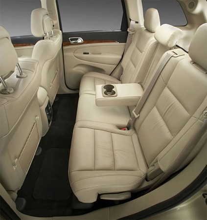 2011-jeep-grand-cherokee-interior-588x626