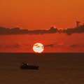 夕陽と船
