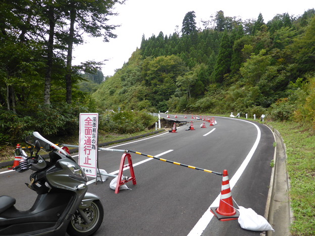 記念碑から先は法面崩落のため通行止め