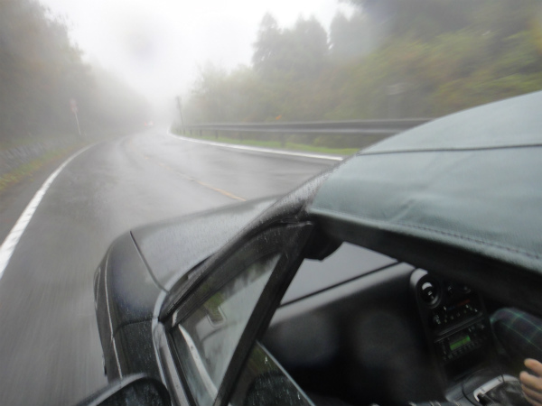 濃い霧で前走車が見えないほど
