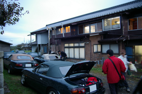 宿の裏に駐車