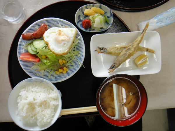 ハート型の目玉焼きが可愛らしい宿の朝食
