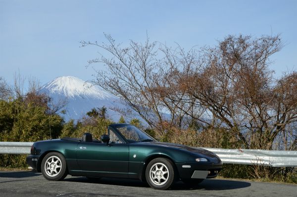 富士山と綺麗な緑色のユーノスロードスター