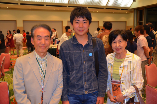 福田さんご夫妻と次男で記念撮影