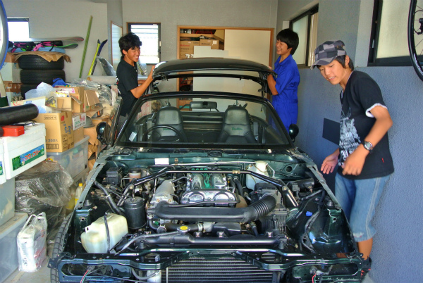 この日の作業はハードトップの取り外しから