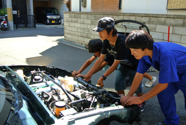 出していたロードスターを皆でガレージへ押しこむ