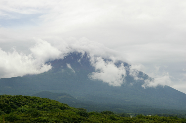 晴天の昨日とは異なり、雲が掛かった富士山