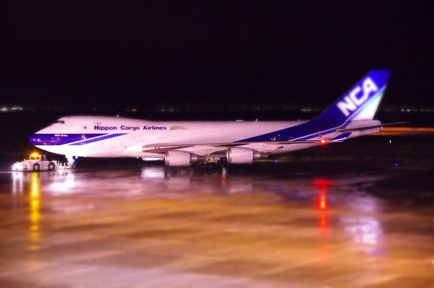 夜の雨降りの北九州空港 日本貨物航空の貨物定期便B747-400F・・20141130